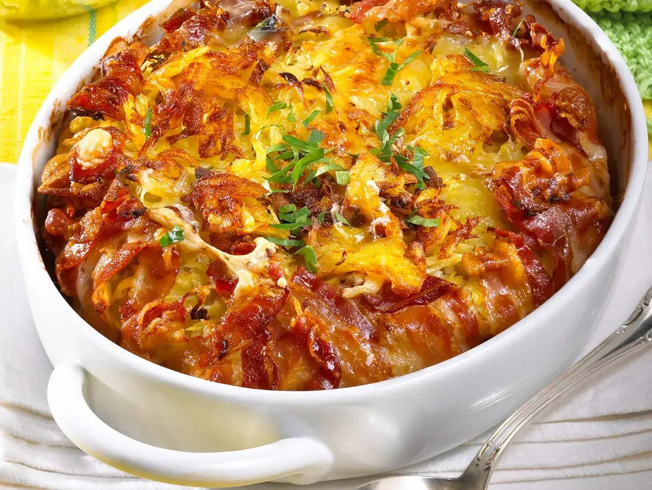 Herzhaftes Hachis Parmentier mit knusprigem Kartoffel-Speck-Topping, goldbraun überbacken und mit frischer Petersilie garniert.
