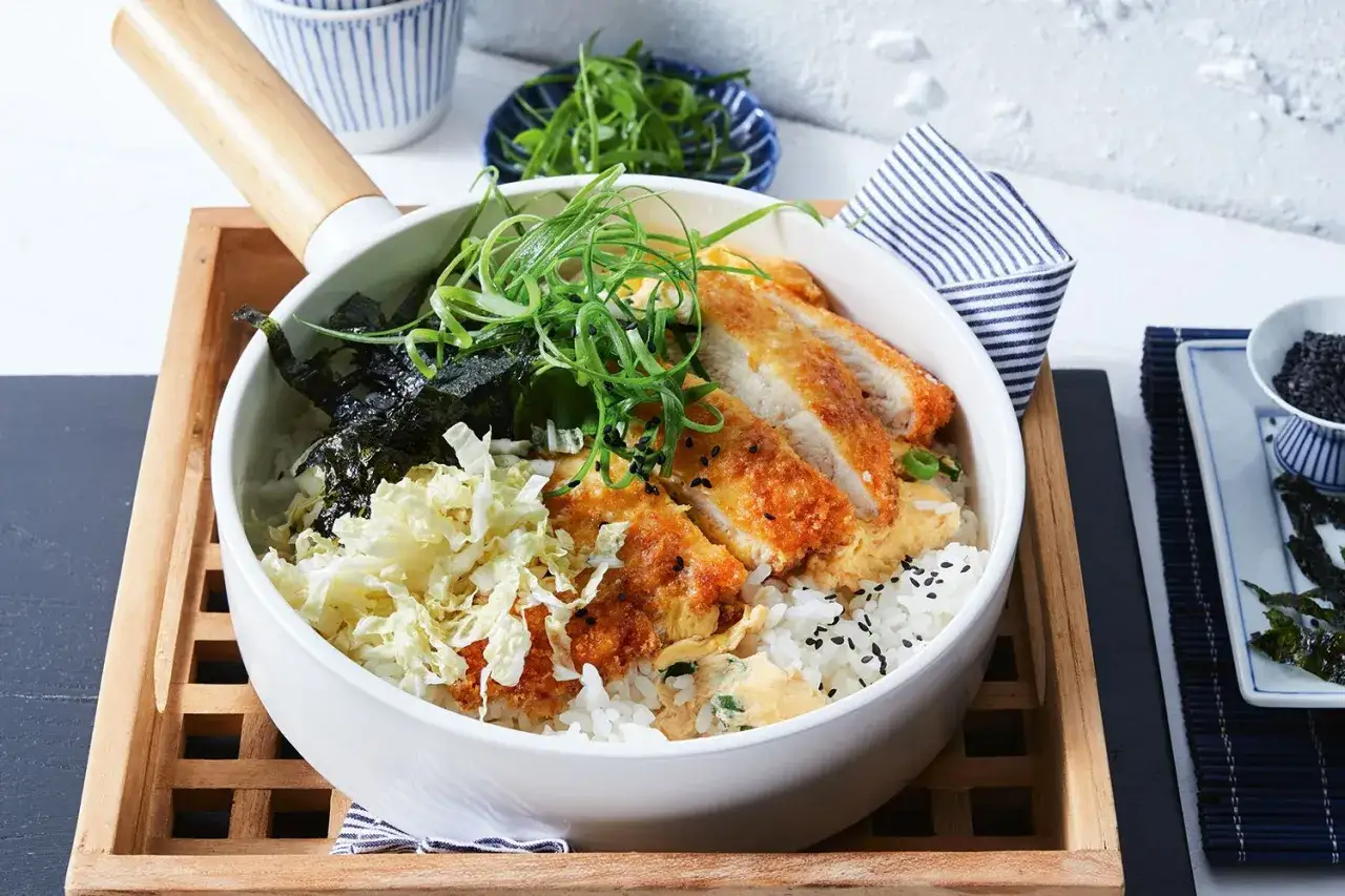 Schneebedeckte Reissch&uuml;ssel mit knusprigem H&auml;hnchen, Nori und Fr&uuml;hlingszwiebeln &ndash; ein Beispiel f&uuml;r schnelle japanische Gerichte.