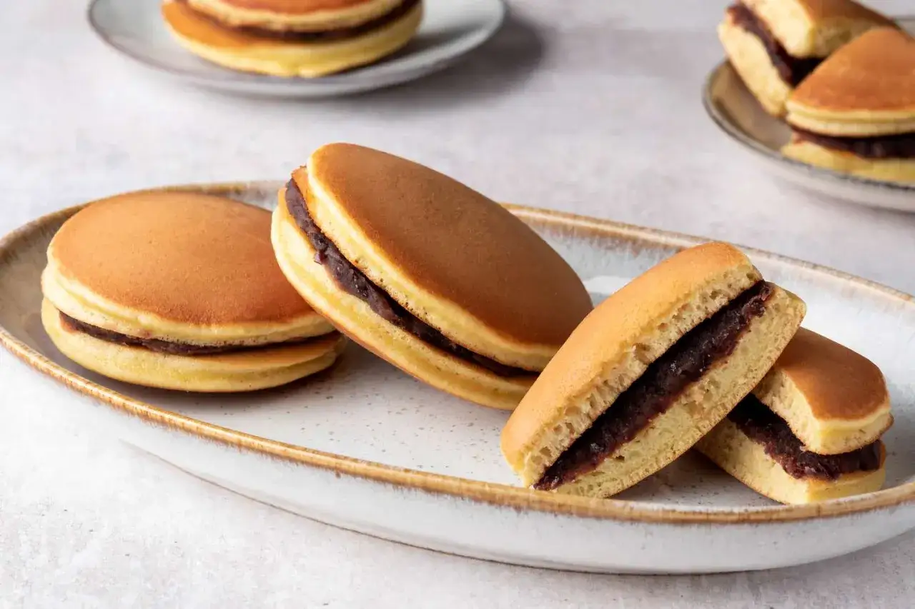 Dorayaki-Pfannkuchen mit s&uuml;&szlig;er roter Bohnenpaste, ein k&ouml;stliches Rezept f&uuml;r ein japanisches Dessert.