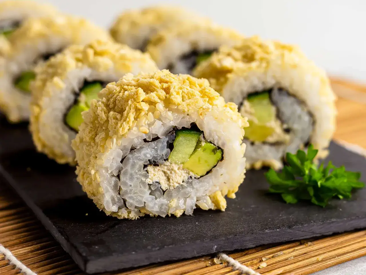 Knuspriges Sushi mit Avocado und Gurke, umh&uuml;llt von einer goldbraunen, knusprigen Kruste. Ein Genuss f&uuml;r die Sinne!