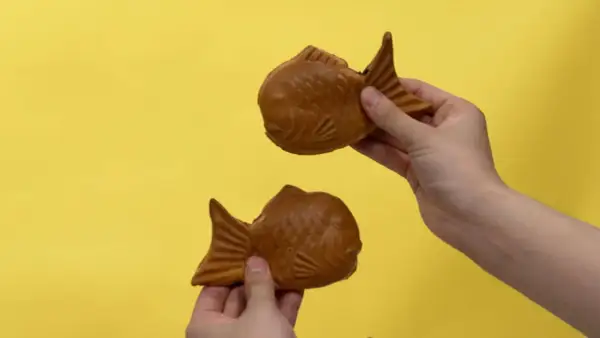 Zwei goldbraune Taiyaki-Fische, bereit zum Genießen. Dieses Taiyaki-Rezept ist ein Muss!