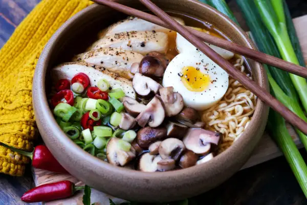 Herzhaftes Ramen-Rezept mit Hühnchen, Pilzen, Ei und Chili. Perfekt für kalte Tage!