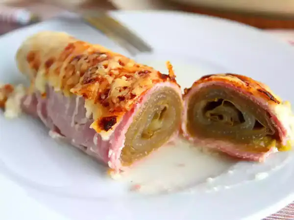 Endives au jambon, überbacken mit Käse, auf einem Teller serviert. Ein köstliches Gericht, das zum Genießen einlädt.