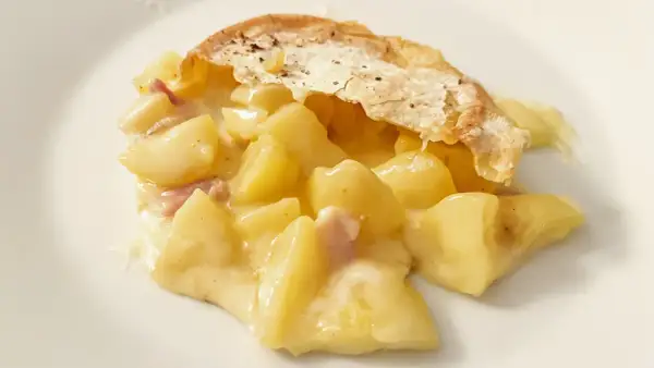 Herzhaftes Tartiflette-Rezept: Kartoffeln, Speck und Käse in cremiger Sauce, überbacken mit knusprigem Teig. Ein Genuss!