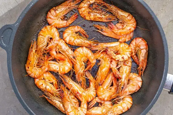 Saftige Garnelen braten in der Pfanne. Perfekte scampi rezepte in der pfanne für einen schnellen Genuss.