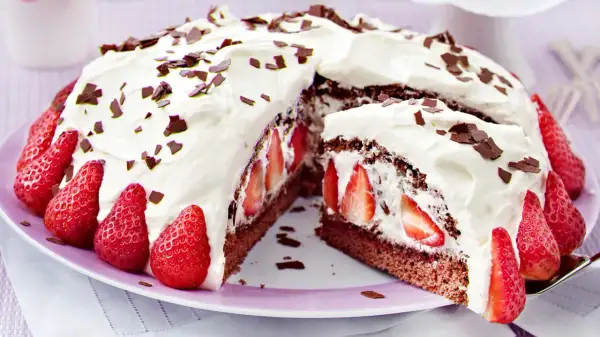 Eine köstliche Erdbeer Stracciatella Torte mit viel Sahne, frischen Erdbeeren und Schokostückchen.