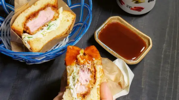 Ein saftiges Katsu Sando mit knuspriger Panade, Kohl und Sauce. Perfekt für einen schnellen, leckeren Snack.