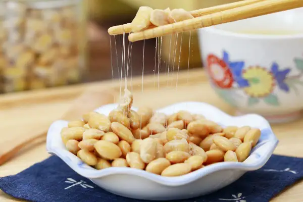 Natto mit Stäbchen wird hochgezogen, Fäden ziehen sich. So einfach kann natto selber machen sein!