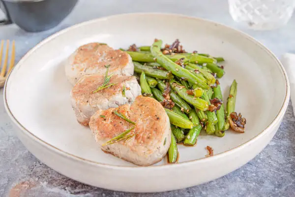 Saftige Schweinemedaillons mit Rosmarin und grünen Bohnen, ein einfaches und leckeres schweinemedaillons rezept.